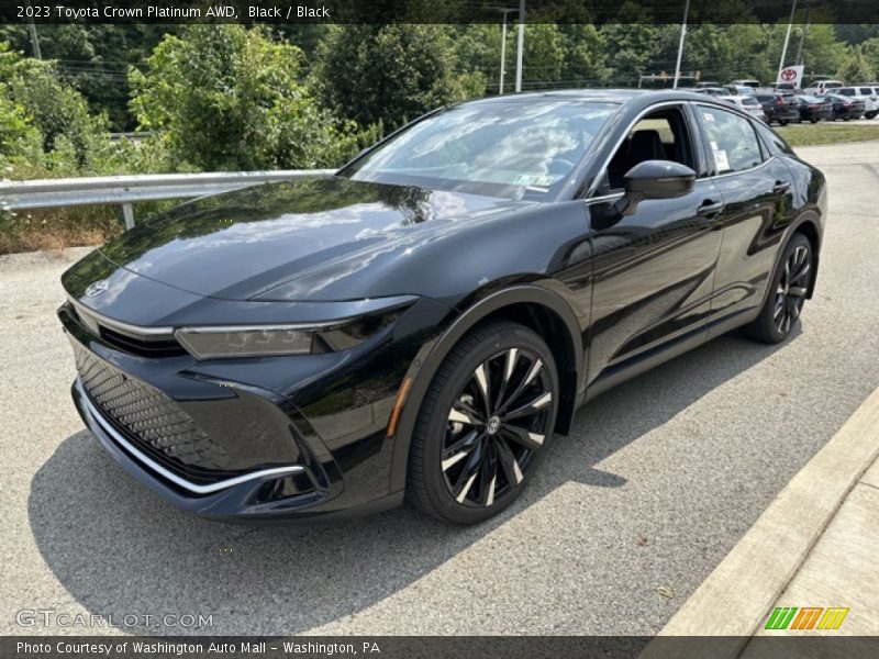 Front 3/4 View of 2023 Crown Platinum AWD