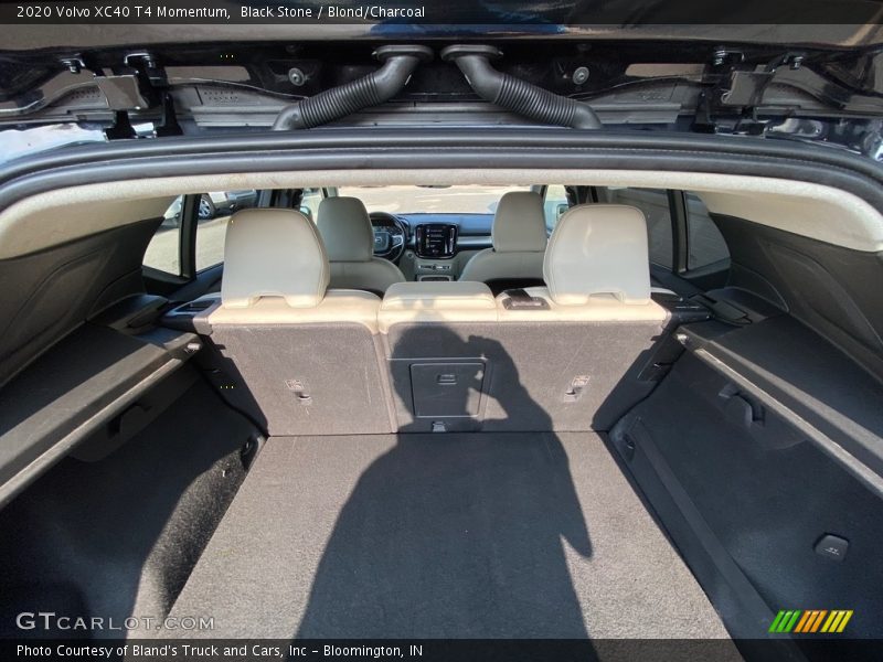 Black Stone / Blond/Charcoal 2020 Volvo XC40 T4 Momentum