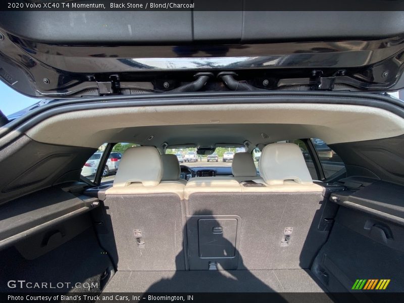 Black Stone / Blond/Charcoal 2020 Volvo XC40 T4 Momentum