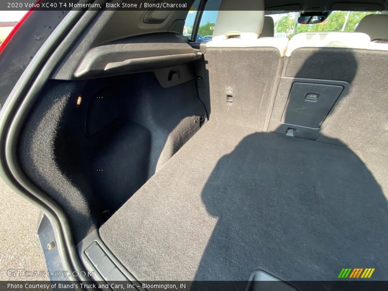 Black Stone / Blond/Charcoal 2020 Volvo XC40 T4 Momentum