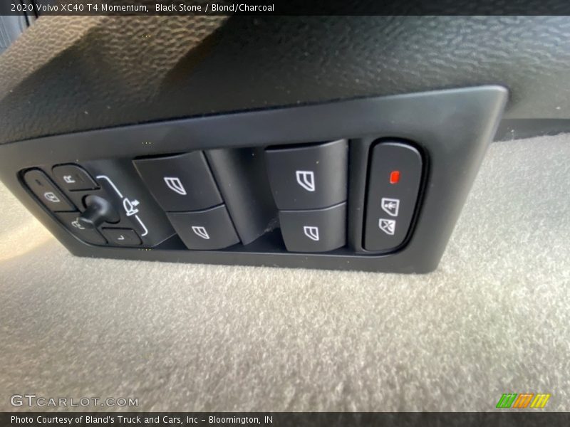 Black Stone / Blond/Charcoal 2020 Volvo XC40 T4 Momentum