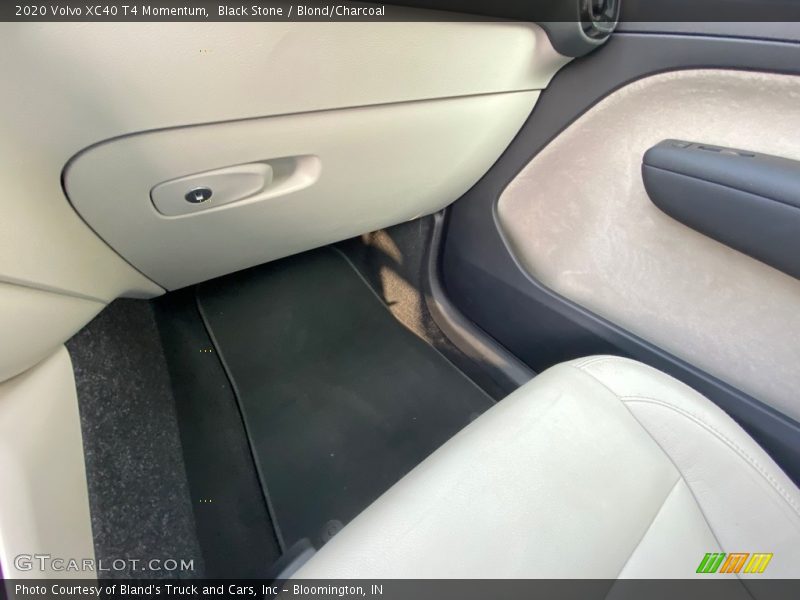 Black Stone / Blond/Charcoal 2020 Volvo XC40 T4 Momentum