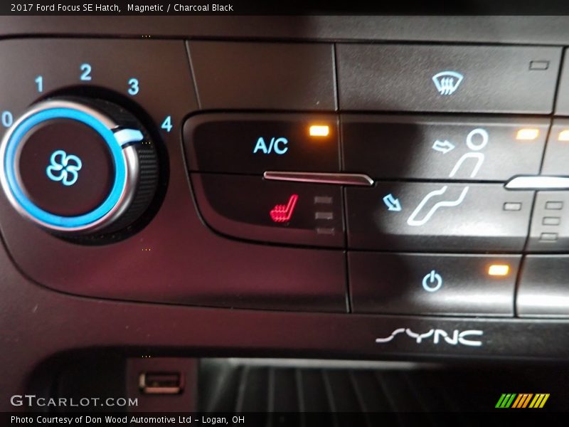Magnetic / Charcoal Black 2017 Ford Focus SE Hatch