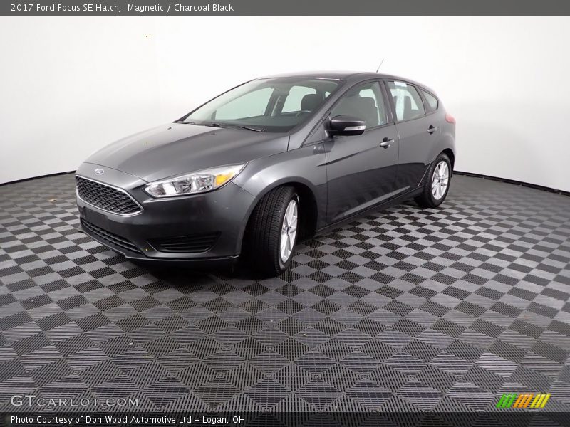 Magnetic / Charcoal Black 2017 Ford Focus SE Hatch