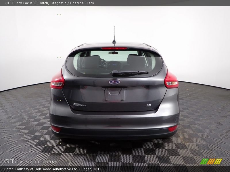 Magnetic / Charcoal Black 2017 Ford Focus SE Hatch