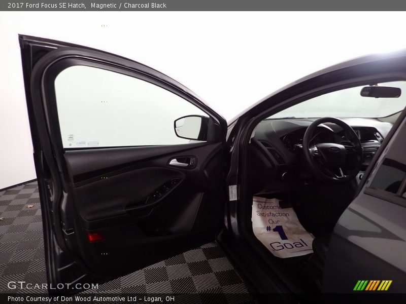 Magnetic / Charcoal Black 2017 Ford Focus SE Hatch