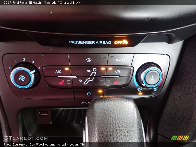 Magnetic / Charcoal Black 2017 Ford Focus SE Hatch