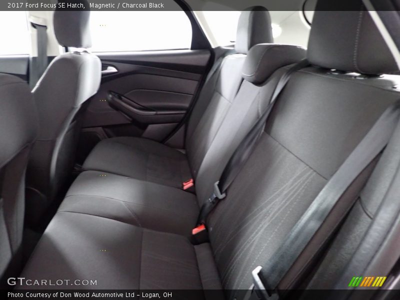 Magnetic / Charcoal Black 2017 Ford Focus SE Hatch
