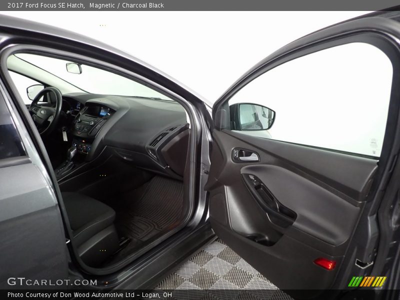 Magnetic / Charcoal Black 2017 Ford Focus SE Hatch