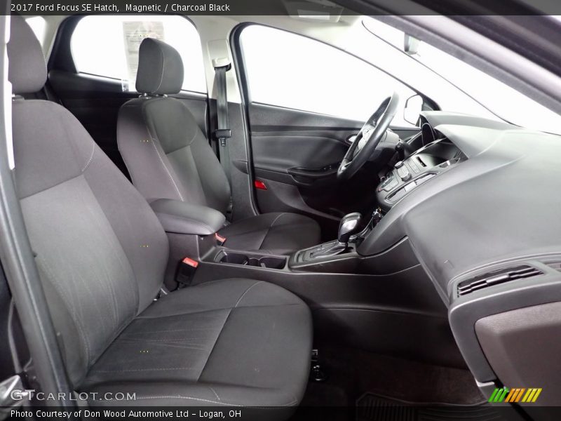 Magnetic / Charcoal Black 2017 Ford Focus SE Hatch