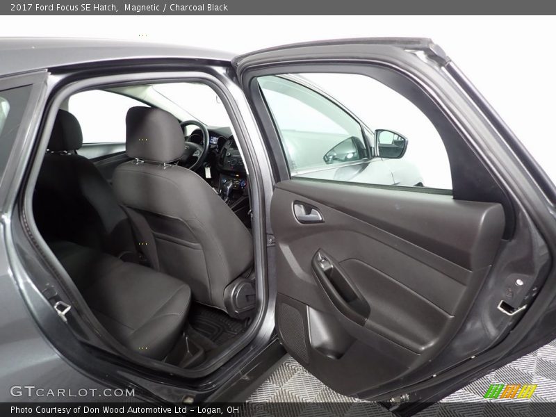 Magnetic / Charcoal Black 2017 Ford Focus SE Hatch
