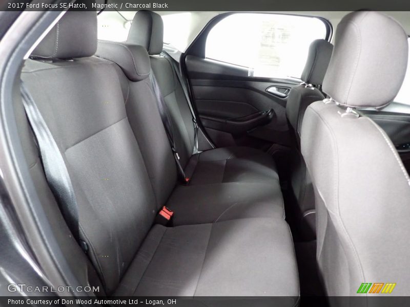 Magnetic / Charcoal Black 2017 Ford Focus SE Hatch