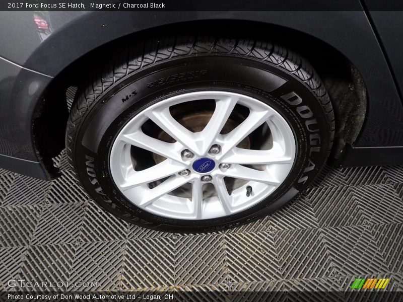 Magnetic / Charcoal Black 2017 Ford Focus SE Hatch