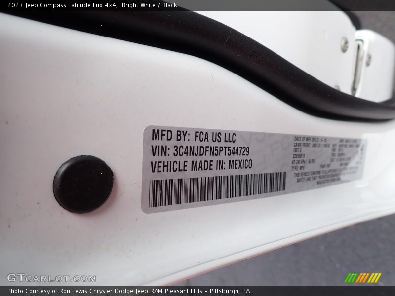Bright White / Black 2023 Jeep Compass Latitude Lux 4x4