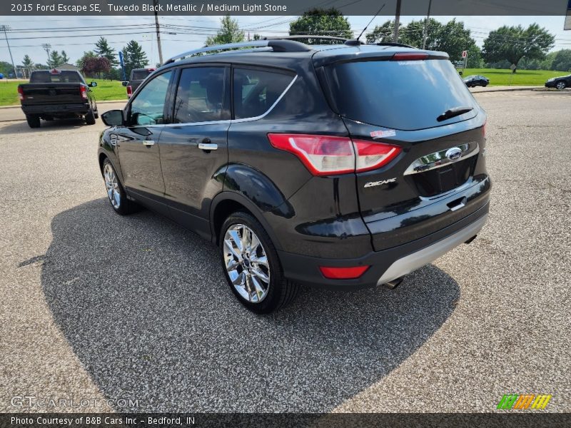 Tuxedo Black Metallic / Medium Light Stone 2015 Ford Escape SE