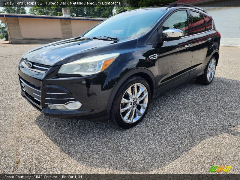 Tuxedo Black Metallic / Medium Light Stone 2015 Ford Escape SE