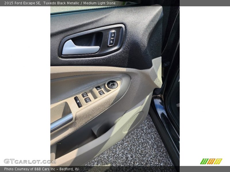 Tuxedo Black Metallic / Medium Light Stone 2015 Ford Escape SE