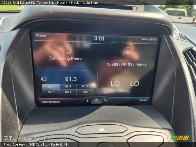 Tuxedo Black Metallic / Medium Light Stone 2015 Ford Escape SE