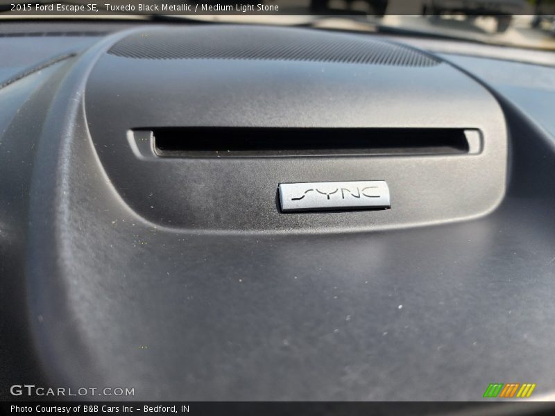 Tuxedo Black Metallic / Medium Light Stone 2015 Ford Escape SE