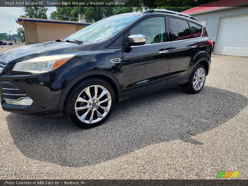 Tuxedo Black Metallic / Medium Light Stone 2015 Ford Escape SE