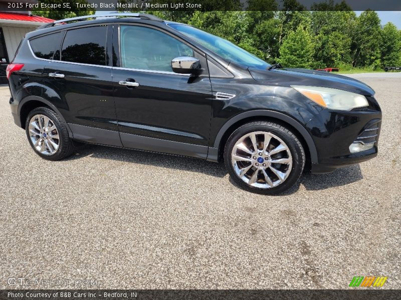 Tuxedo Black Metallic / Medium Light Stone 2015 Ford Escape SE