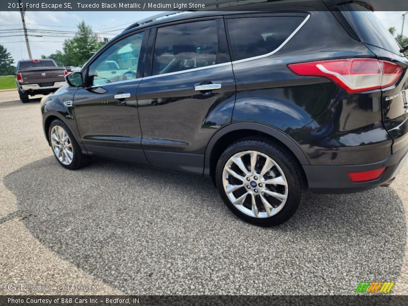 Tuxedo Black Metallic / Medium Light Stone 2015 Ford Escape SE