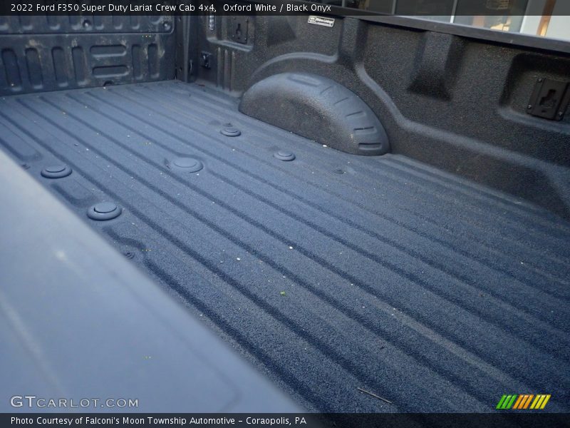 Oxford White / Black Onyx 2022 Ford F350 Super Duty Lariat Crew Cab 4x4