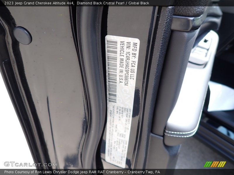 Diamond Black Crystal Pearl / Global Black 2023 Jeep Grand Cherokee Altitude 4x4
