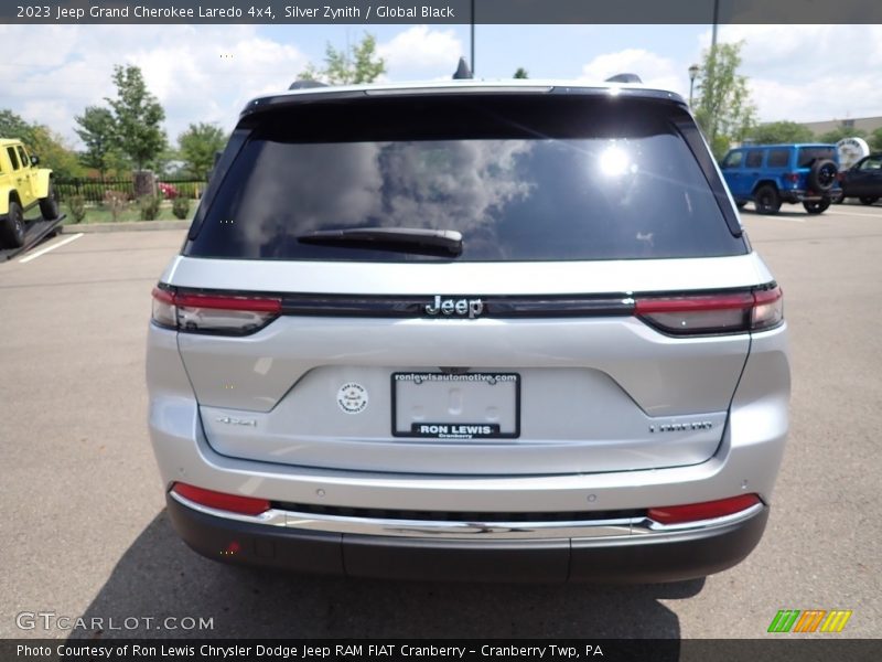 Silver Zynith / Global Black 2023 Jeep Grand Cherokee Laredo 4x4