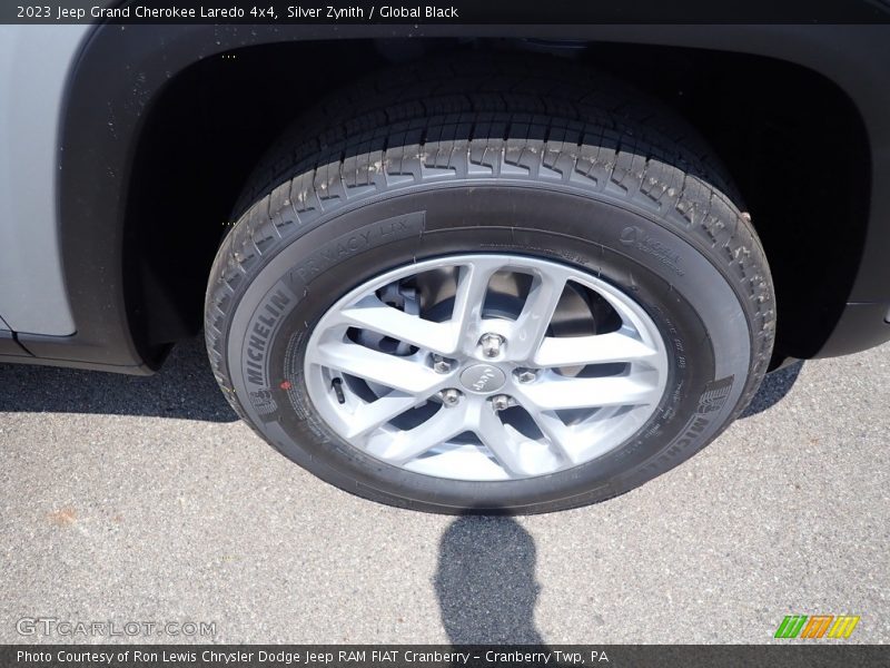 Silver Zynith / Global Black 2023 Jeep Grand Cherokee Laredo 4x4