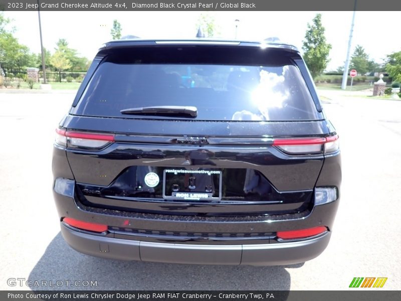 Diamond Black Crystal Pearl / Global Black 2023 Jeep Grand Cherokee Altitude 4x4