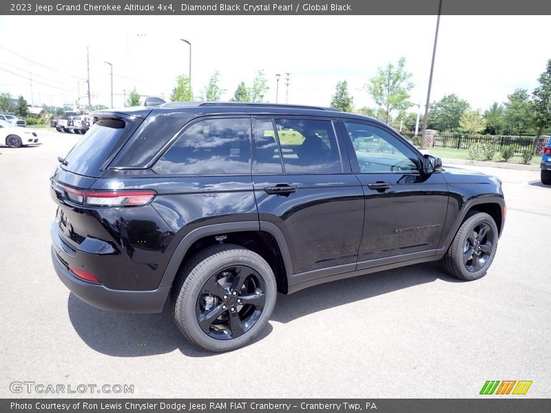 Diamond Black Crystal Pearl / Global Black 2023 Jeep Grand Cherokee Altitude 4x4