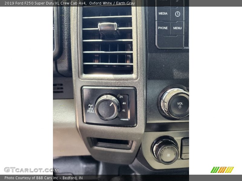 Oxford White / Earth Gray 2019 Ford F250 Super Duty XL Crew Cab 4x4