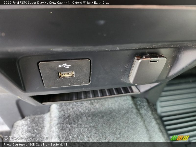 Oxford White / Earth Gray 2019 Ford F250 Super Duty XL Crew Cab 4x4