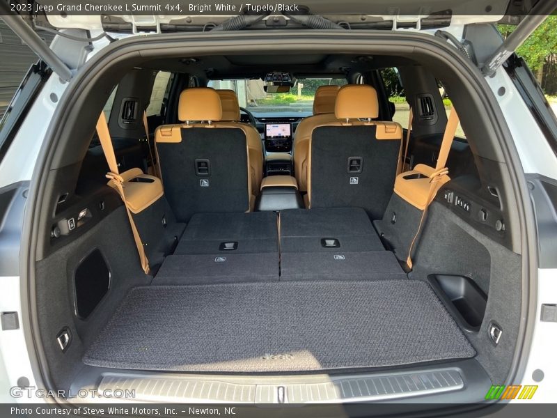  2023 Grand Cherokee L Summit 4x4 Trunk