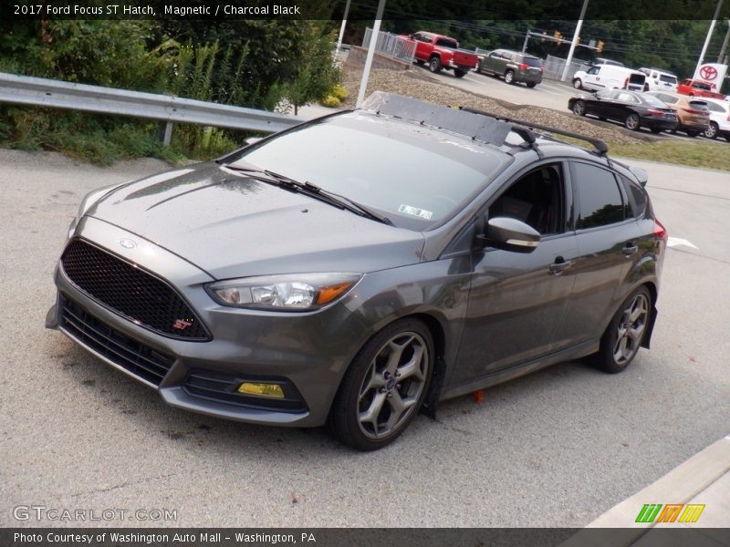 Magnetic / Charcoal Black 2017 Ford Focus ST Hatch