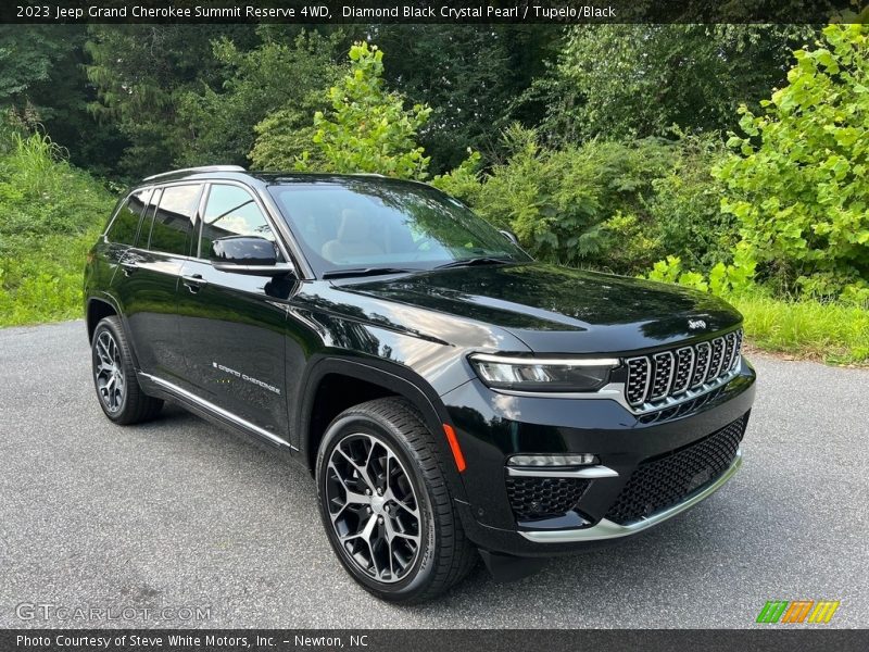 Front 3/4 View of 2023 Grand Cherokee Summit Reserve 4WD