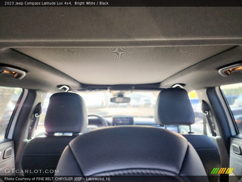 Bright White / Black 2023 Jeep Compass Latitude Lux 4x4