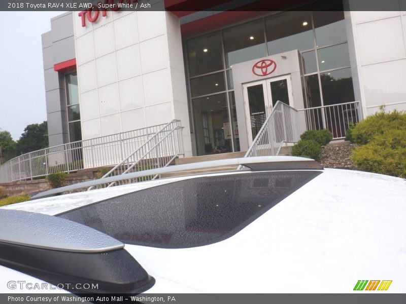 Super White / Ash 2018 Toyota RAV4 XLE AWD
