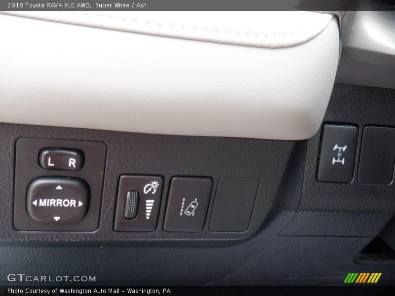 Super White / Ash 2018 Toyota RAV4 XLE AWD