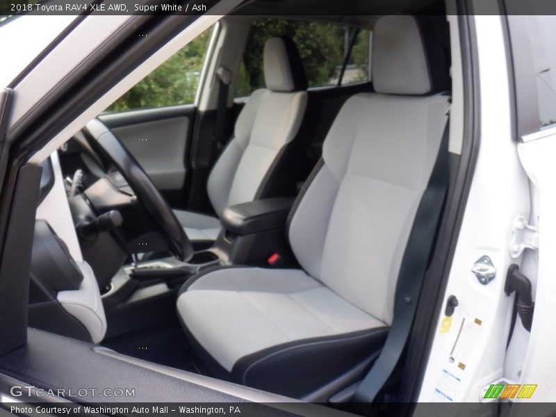 Super White / Ash 2018 Toyota RAV4 XLE AWD