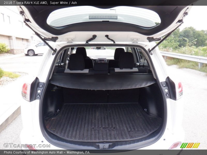 Super White / Ash 2018 Toyota RAV4 XLE AWD