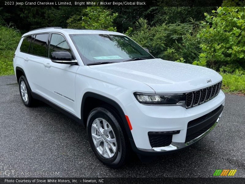 Front 3/4 View of 2023 Grand Cherokee L Limited