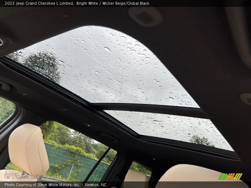 Sunroof of 2023 Grand Cherokee L Limited