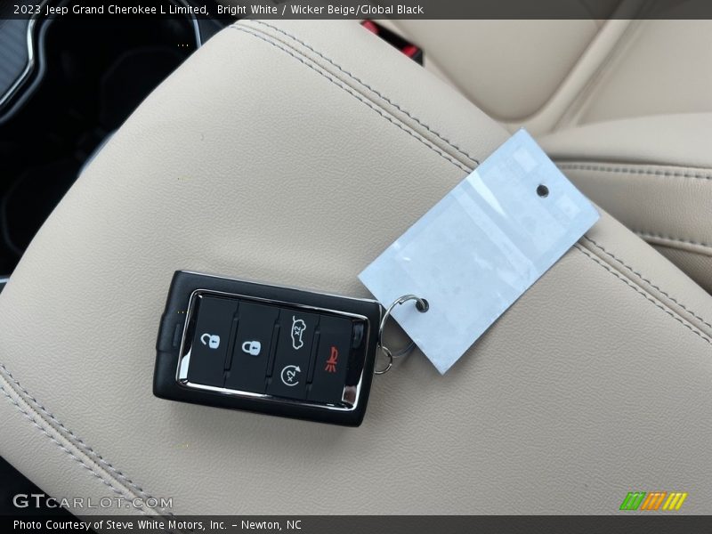 Bright White / Wicker Beige/Global Black 2023 Jeep Grand Cherokee L Limited