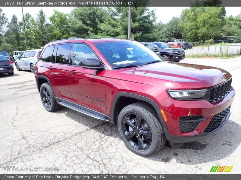 Front 3/4 View of 2023 Grand Cherokee Altitude 4x4