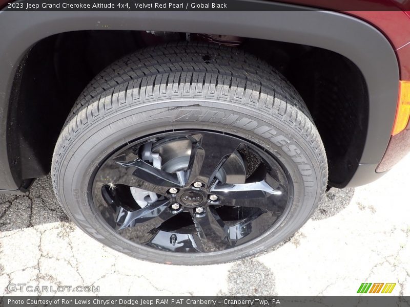 Velvet Red Pearl / Global Black 2023 Jeep Grand Cherokee Altitude 4x4