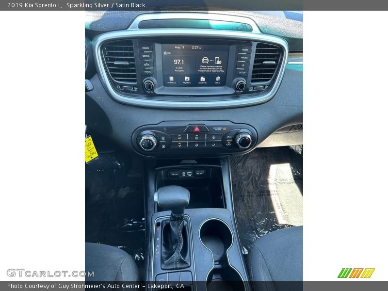 Sparkling Silver / Satin Black 2019 Kia Sorento L
