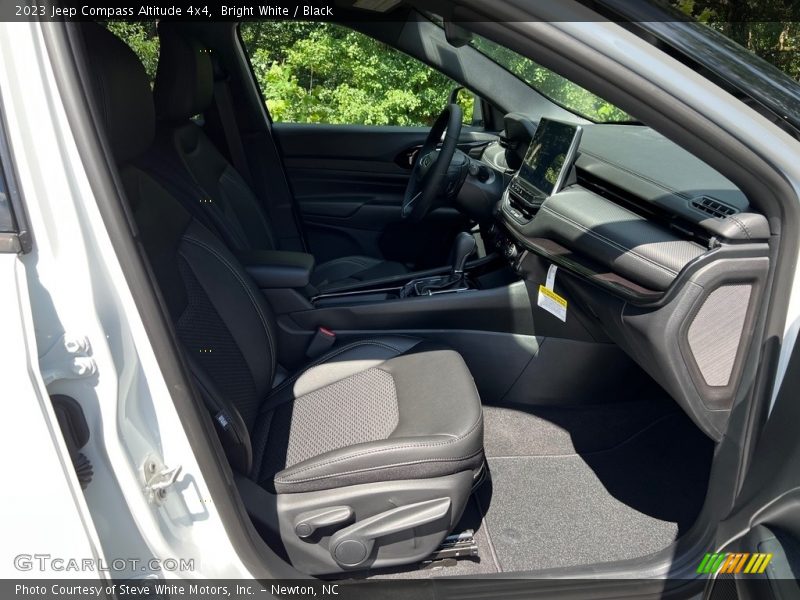 Bright White / Black 2023 Jeep Compass Altitude 4x4