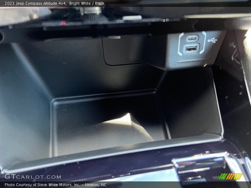Bright White / Black 2023 Jeep Compass Altitude 4x4